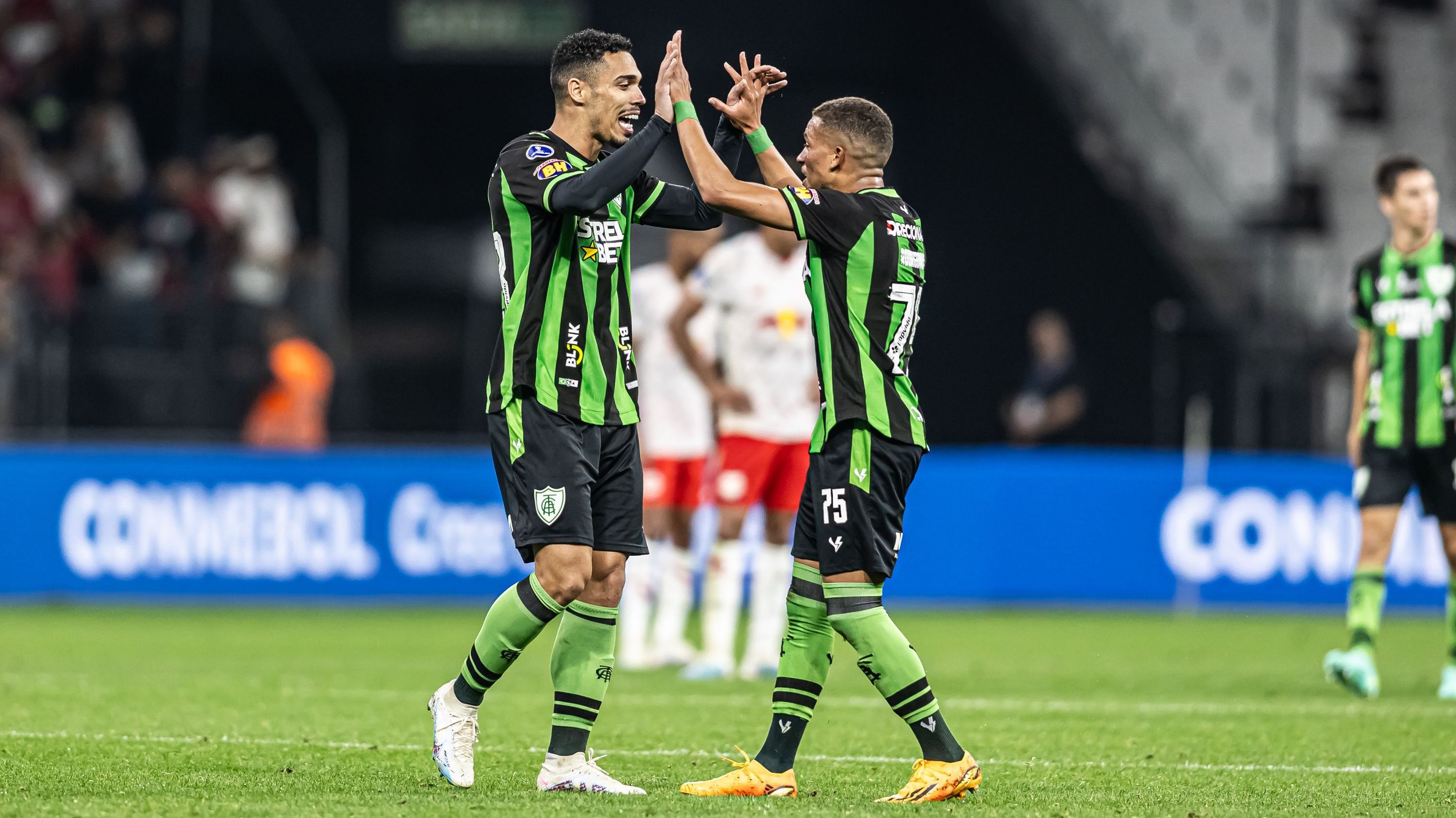 Lanterna do Brasileirão, América-MG está nas quartas de final da Sul-Americana