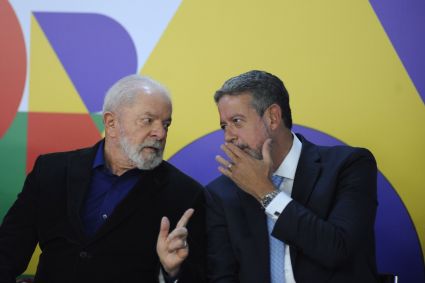 O presidente Luiz Inácio Lula da Silva (PT) e o presidente da Câmara, Arthur Lira (PP-AL), durante cerimônia para sanção do projeto de lei que reajustou o salário mínimo para R$ 1.320