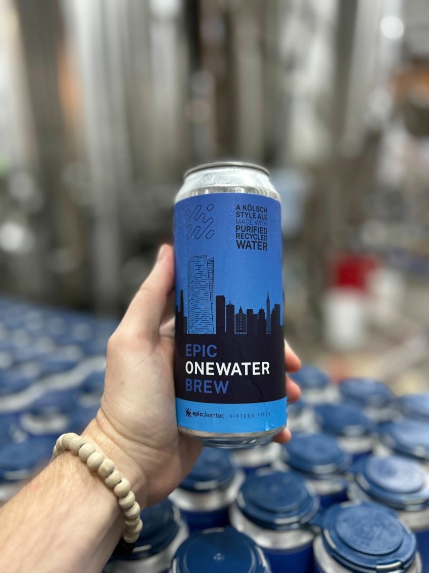A bebida é uma cerveja estilo Kölsch - bebida leve originária da Alemanha - e foi feita com água reciclada do Fifteen Fifty, um prédio de apartamentos de luxo de 40 andares em São Francisco / Epic Cleantec