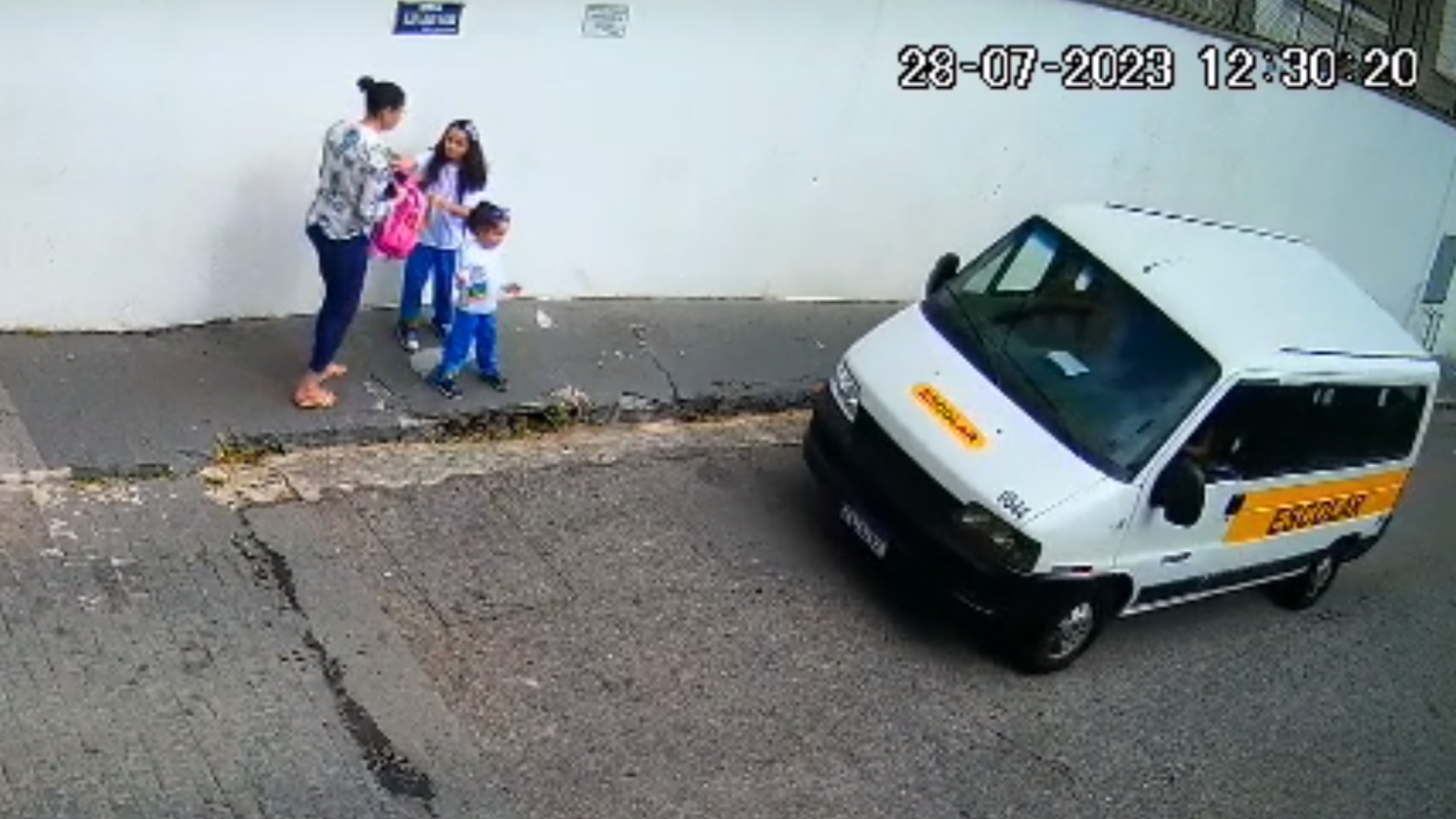 Câmera de segurança registra momento em que criança é colocada na van no início da tarde
