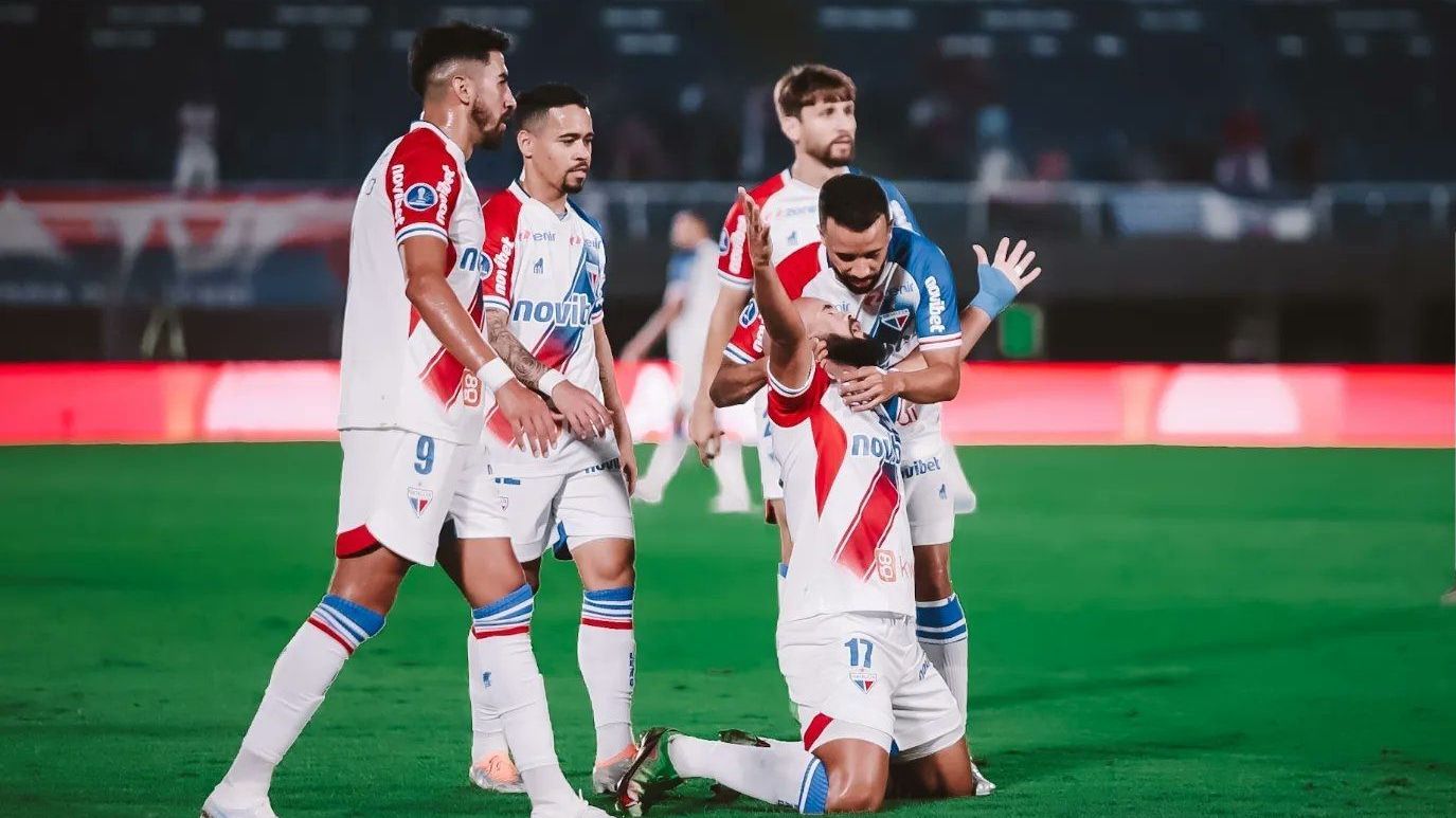 Jogadores do Fortaleza comemoram gol marcado contra o Libertad