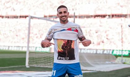 Galhardo comemora gol contra o Inter