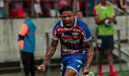 Marinho comemora gol da classificação do Fortaleza