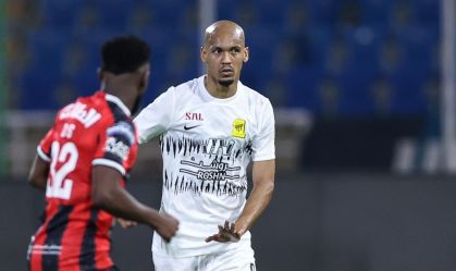 Fabinho ganha relógio de presente após estreia pelo Al-Ittihad; veja o vídeo