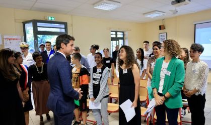 França vai proibir o uso de abaya nas escolas públicas, diz ministro da Educação