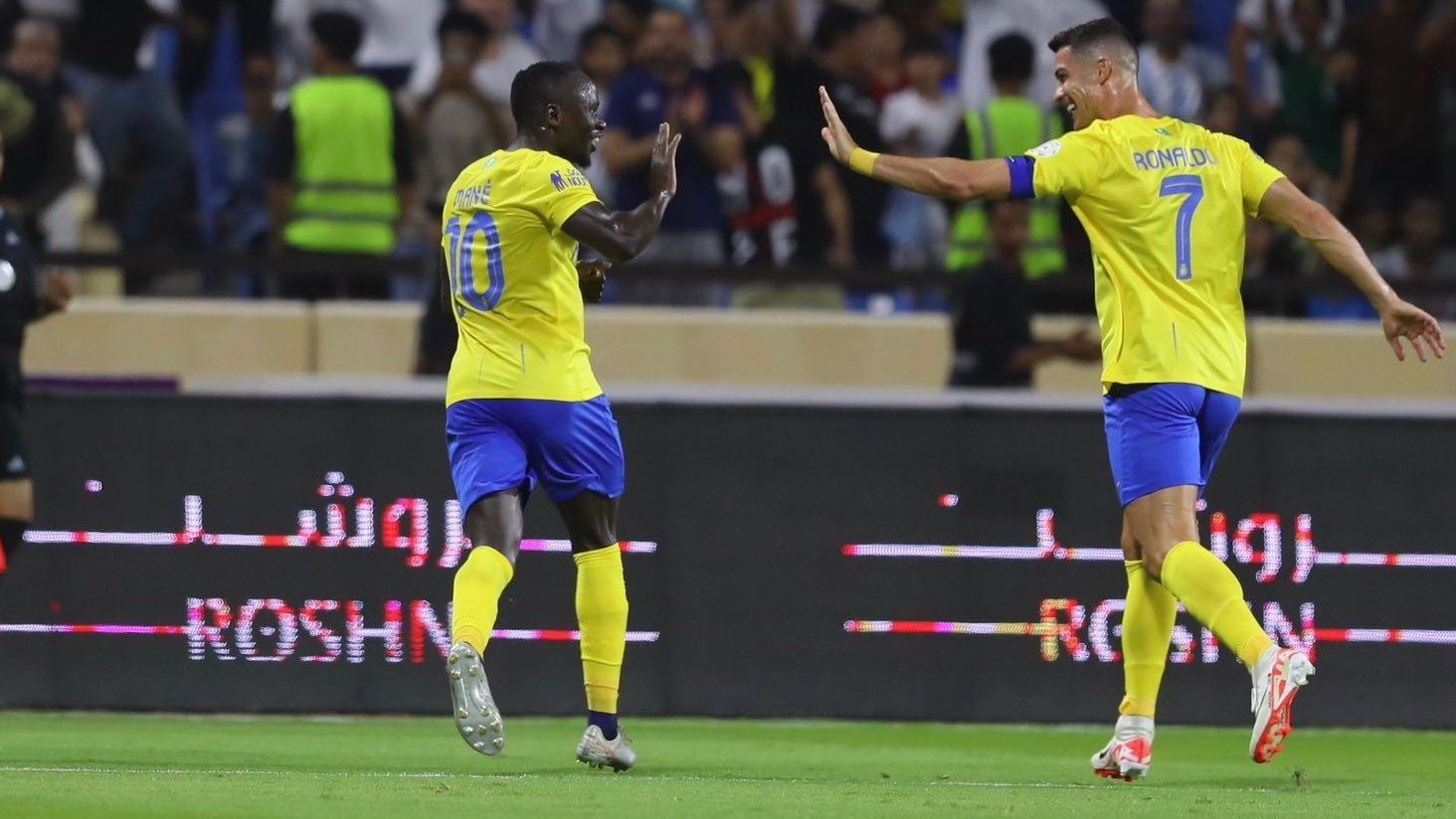 Mané e Cristiano Ronaldo comemoram um dos gols da goleada do Al-Nassr
