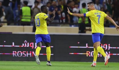 Mané e Cristiano Ronaldo comemoram um dos gols da goleada do Al-Nassr