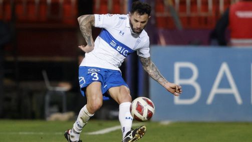 Eugenio Mena em ação pela Universidad Católica