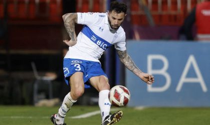Eugenio Mena em ação pela Universidad Católica