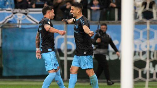 Suárez e Carballo comemoram gol do Grêmio sobre o Cruzeiro