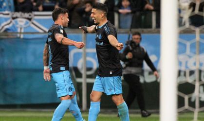 Suárez e Carballo comemoram gol do Grêmio sobre o Cruzeiro