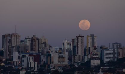 Céu de outubro chega com superlua e chuva de meteoros