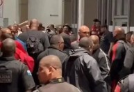 Flamengo chega ao Rio sob protestos de torcedores: “Time sem vergonha”