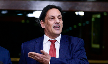 Frederick Wassef, advogado do ex-presidente Jair Bolsonaro (PL), foi alvo de operação da Polícia Federal na última sexta-feira (11) que investigava um suposto esquema de vendas ilegais de joias recebidas por Bolsonaro de chefes de Estado