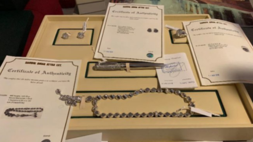 Conjunto de joias contento um anel, abotoaduras, rosário islâmico (masbaha) e um relógio de ouro branco da marca Rolex