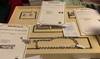 Conjunto de joias contento um anel, abotoaduras, rosário islâmico (masbaha) e um relógio de ouro branco da marca Rolex