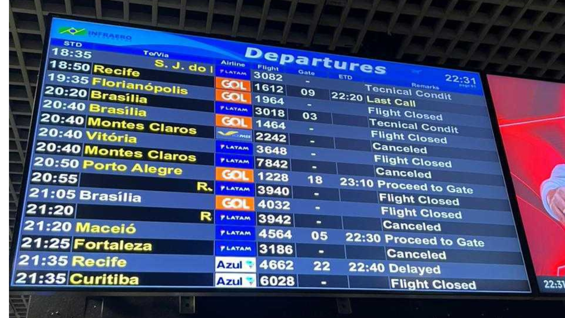 Painel de chegadas e partidas do aeroporto de Congonhas apontando suspensão de vários voos nesta sexta