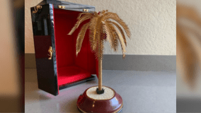 Escultura de árvore dourada recebida por Bolsonaro em viagem ao Oriente Médio
