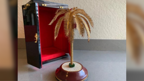 Escultura de árvore dourada recebida por Bolsonaro em viagem ao Oriente Médio