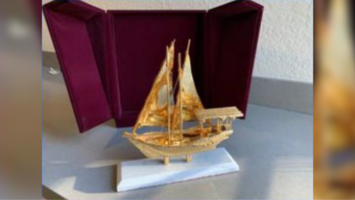Escultura de barco dourado recebida por Bolsonaro em viagem ao Oriente Médio