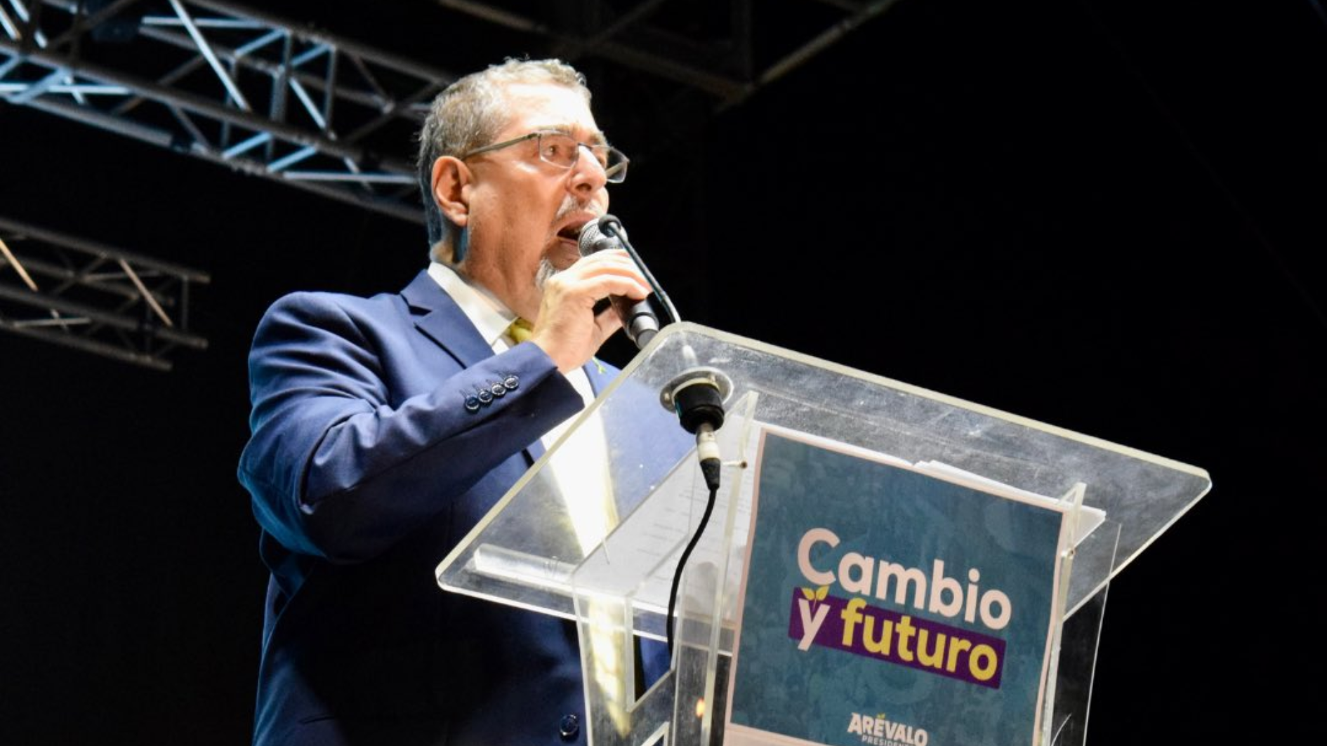 Bernardo Arévalo em comício, destacando a possibilidade de mudança ["cambio", em espanhol] a partir de um eventual governo dele / Reprodução/Twitter/@BArevalodeLeon