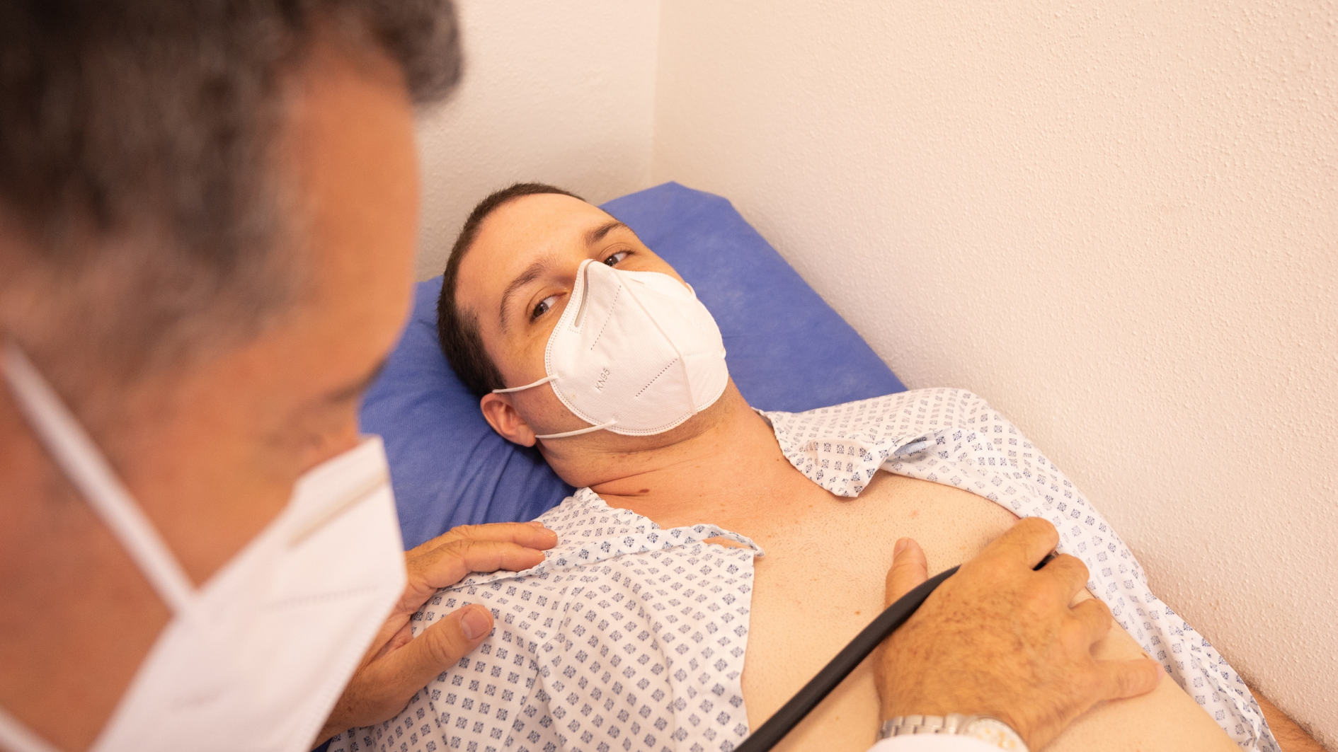 Médico cardiologista examina paciente