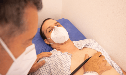 Médico cardiologista examina paciente
