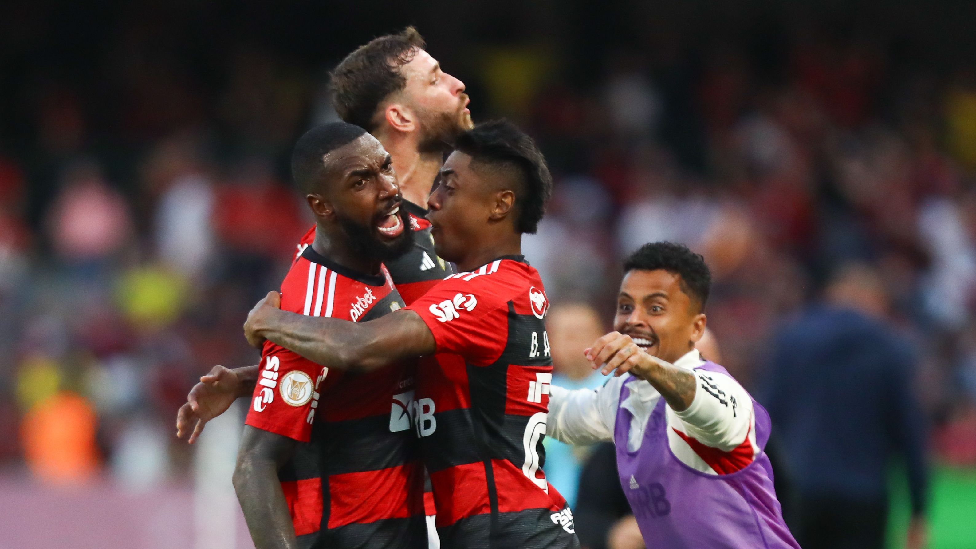 Gerson comemora gol contra o Coritiba pelo Campeonato Brasileiro