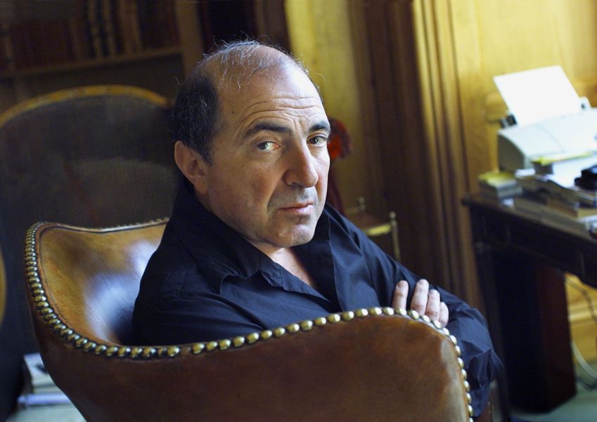 Oligarca e empresário russo Boris Berezovsky em sua casa em Egham, Surrey, em 2002 / John Downing/Hulton Archive/Getty Images