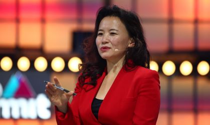 A âncora da TV australiana Cheng Lei, no Web Summit em Lisboa, Portugal, em 6 de novembro de 2019