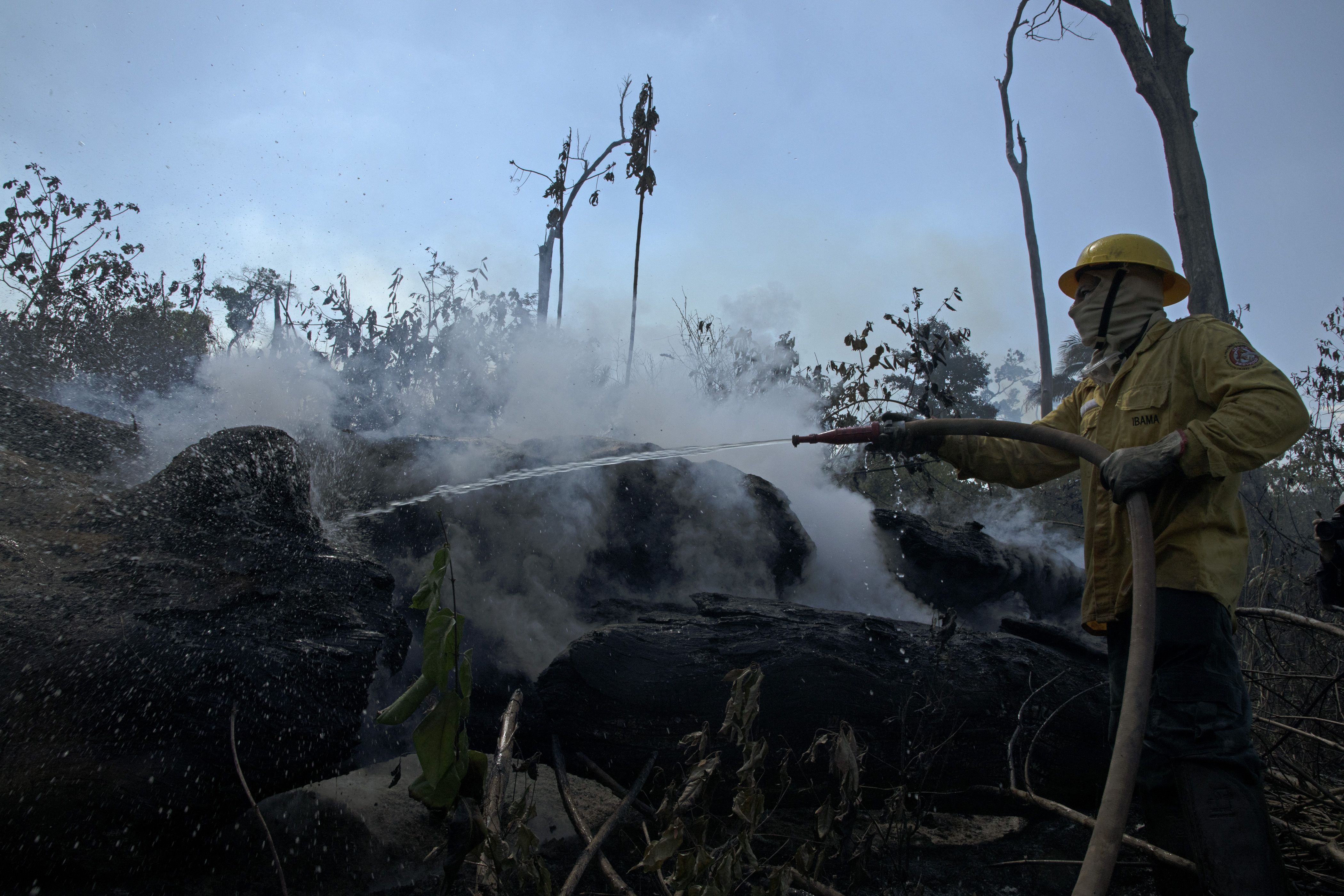 Grupo do Ibama combate foco de incêndio na cidade de Novo Progresso, no sul do Pará, na Amazônia brasileira, em agosto de 2020.