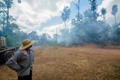 Fazendeiro olha para fumaça que sobe de incêndio em Alto Rio Guamá, na Amazônia brasileira, em setembro de 2020.