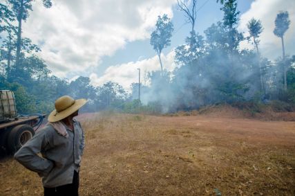 Fazendeiro olha para fumaça que sobe de incêndio em Alto Rio Guamá, na Amazônia brasileira, em setembro de 2020.