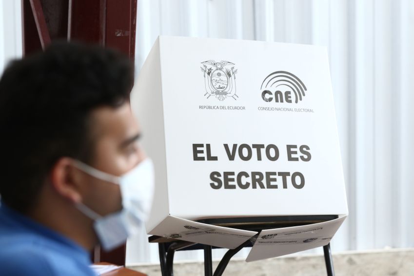 Sala com urna eletrônica no Equador durante eleições locais / Getty Images