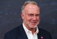 Dirigente da Uefa, Rummenigge defende Rubiales após beijo: “Já cheguei a beijar homens”