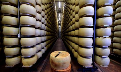 Homem morre soterrado por 16.000 pedaços de queijo na Itália