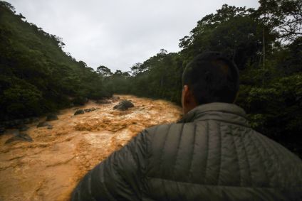 Cheia do rio Mocoa durante fortes chuvas na Amazônia brasileira, em Mocoa, na Amazônia colombiana, em maio de 2022.