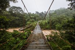 Ponte sob o rio Mocoa durante fortes chuvas na Amazônia colombiana, na cidade de Mocoa, em maio de 2022.