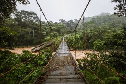 Ponte sob o rio Mocoa durante fortes chuvas na Amazônia colombiana, na cidade de Mocoa, em maio de 2022.