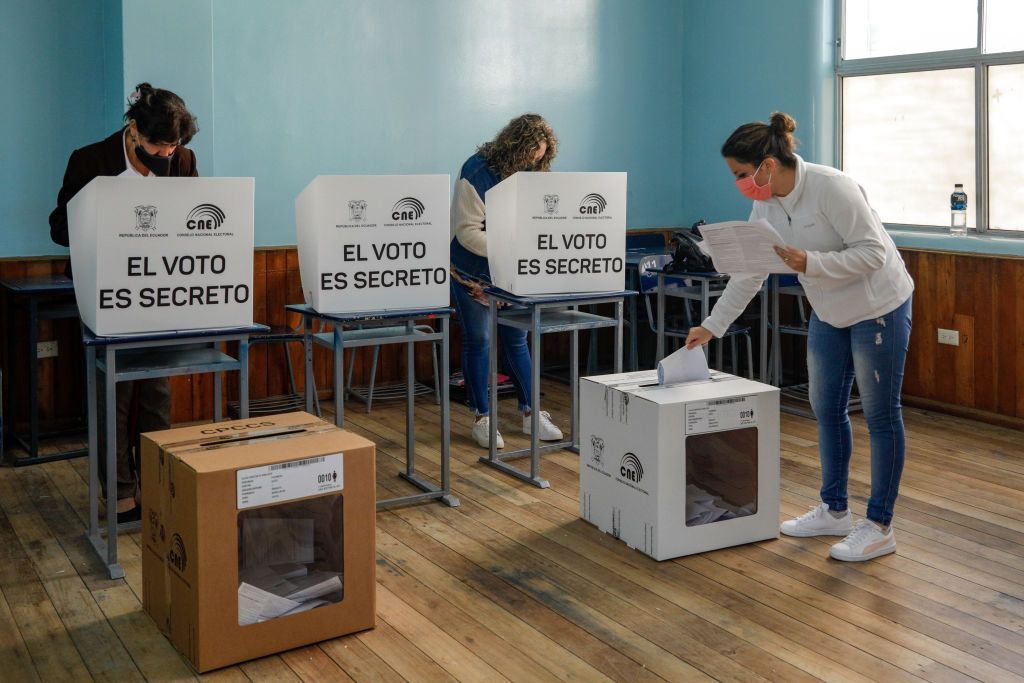 Mulher vota na Escola Municipal Sebastian de Benalcazar, em Quito, Equador, em 5 de fevereiro de 2023