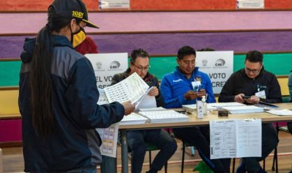 Homem vota na Escola Municipal Sebastian de Benalcazar, em Quito, Equador, em 5 de fevereiro de 2023