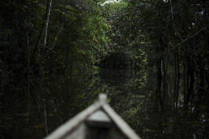 Vista da floresta amazônica pela proa de um barco, na cidade de Leticia, na Amazônia colombiana, em abril de 2023.