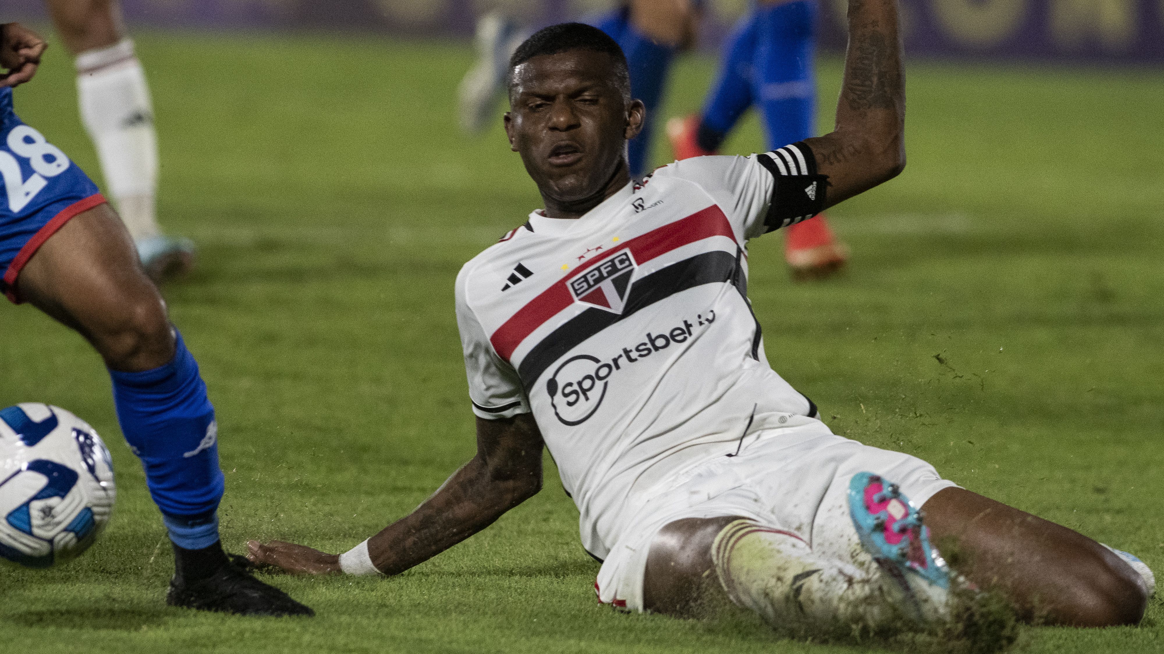 Arboleda em ação contra o Tigre, pela Copa Sul-Americana