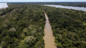 Vista geral do rio Amazonas passando pelo departamento de Amazonas, na Amazônia colombiana.