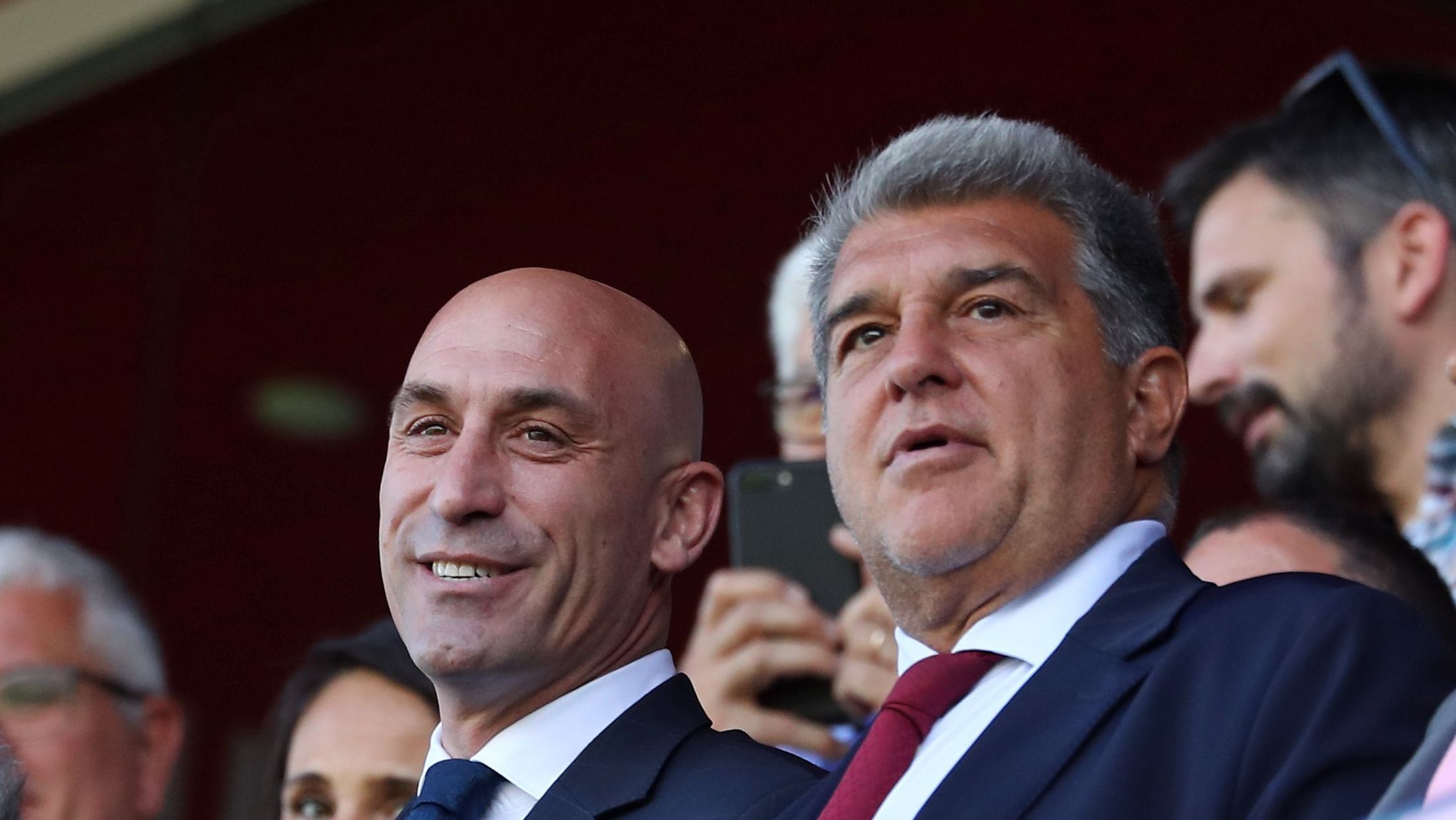 Luis Rubiales (esq.), presidente da federação espanhola, e Joan Laporta, presidente do Barcelona