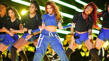 Anitta em performance na final da Champions League