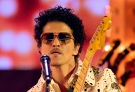 Bruno Mars desembarca no Brasil para série de shows; veja