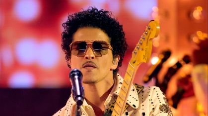 Bruno Mars se apresentando com o projeto Silk Sonic no Grammy de 2022, em Las Vegas