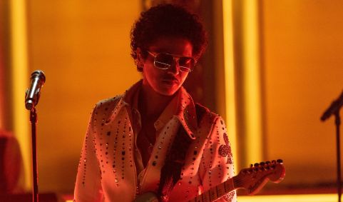Bruno Mars se apresentando com o projeto Silk Sonic no Grammy de 2022, em Las Vegas