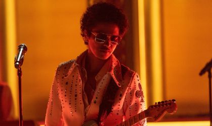 Bruno Mars se apresentando com o projeto Silk Sonic no Grammy de 2022, em Las Vegas